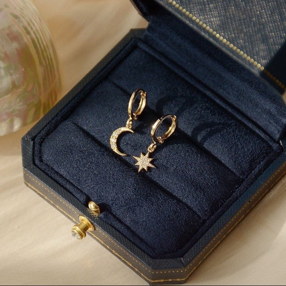 ✨Gold Star and Moon Hoop Earrings - Picture 2 of 7